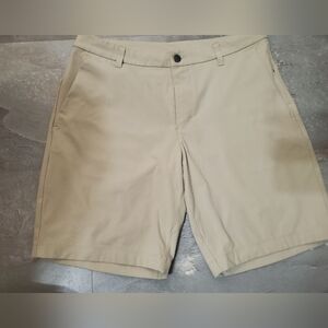 Lululemon Commission Classic-Fit Short 9" *Warpstreme. Light Tan. 33 US. Stain.